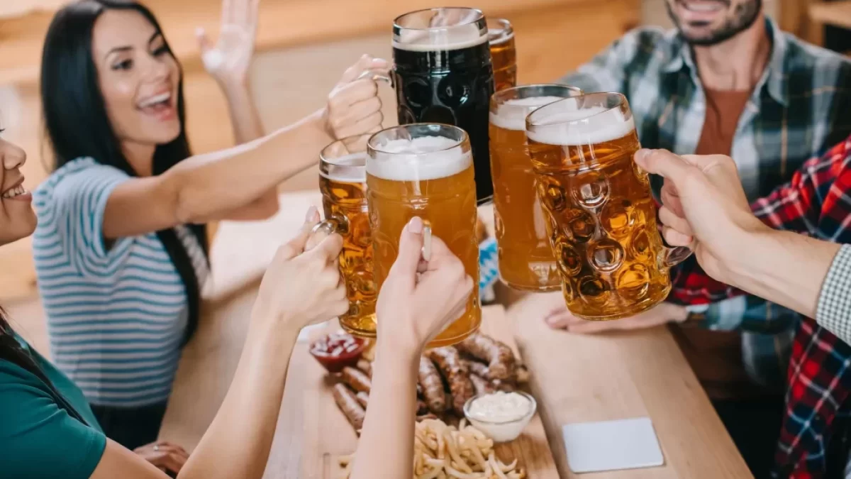 parta kamarádů v německé hospodě si připíjí pivem