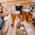 parta kamarádů v německé hospodě si připíjí pivem