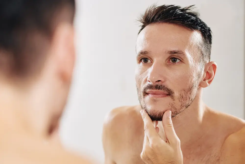 Panny čeká hluboké vnitřní pochopení. - Techsvět muž se prohlíží v zrcadle