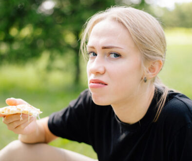 žena se šklebí nad jídlem