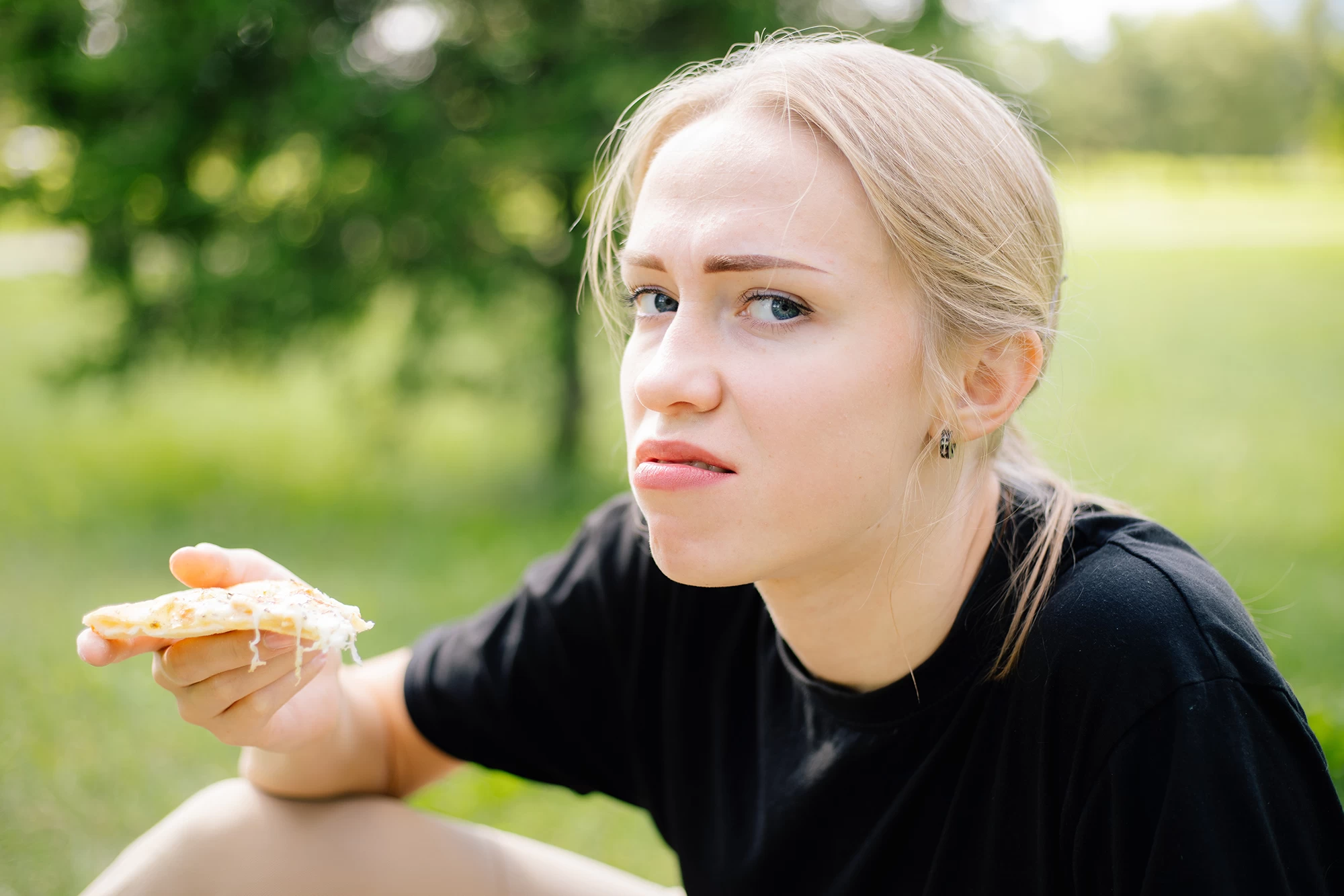 žena se šklebí nad jídlem