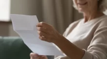 žena si čte dopis
