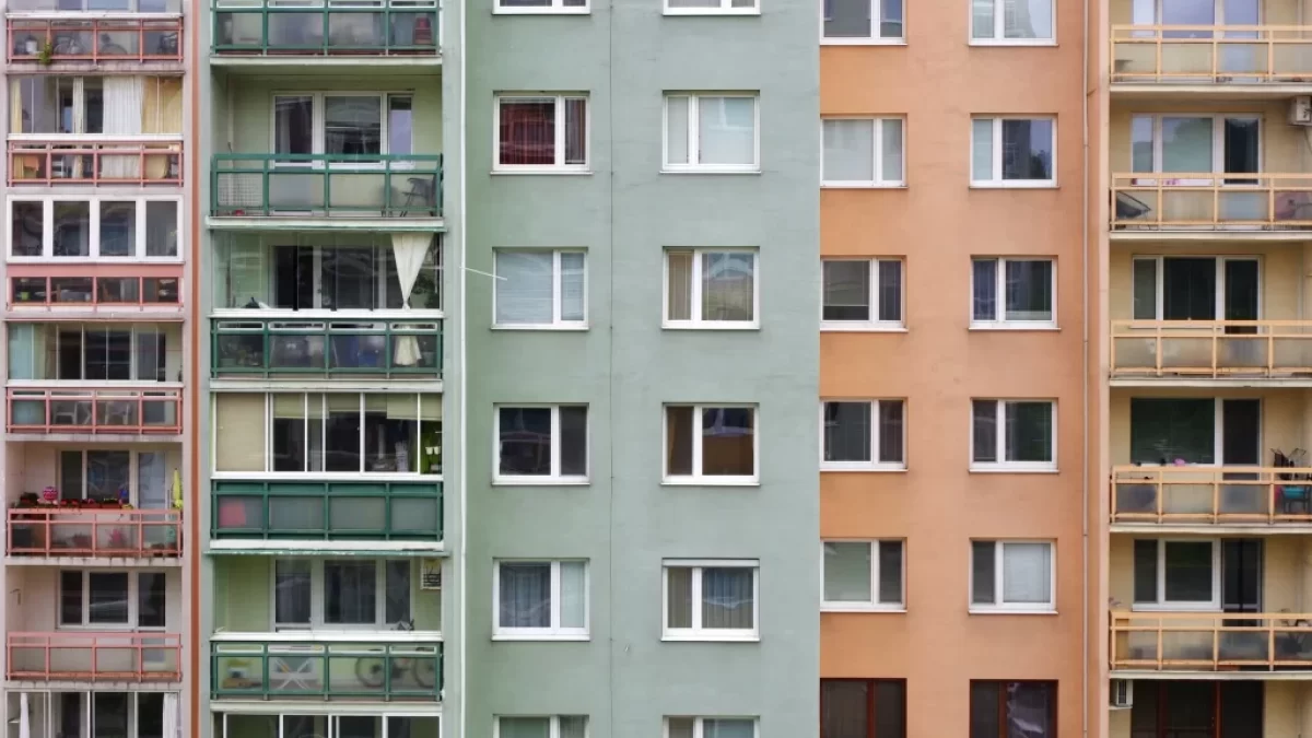 Prostorné byty v paneláku v pořizovací ceně půl milionu? V Česku skutečně existují. Zdroj: Shutterstock