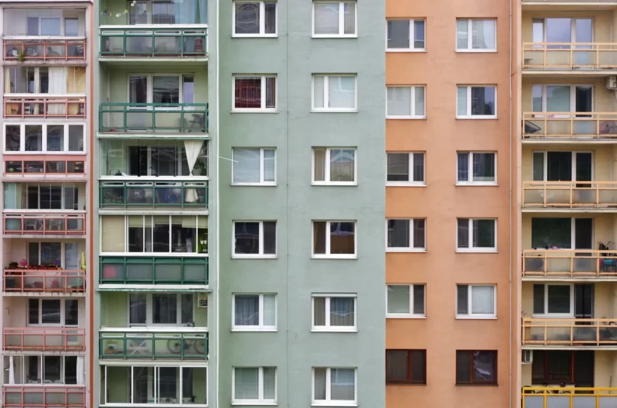 Prostorné byty v paneláku v pořizovací ceně půl milionu? V Česku skutečně existují. Zdroj: Shutterstock