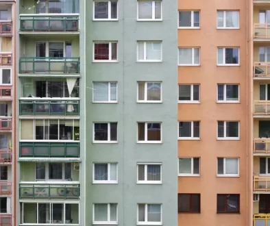 Prostorné byty v paneláku v pořizovací ceně půl milionu? V Česku skutečně existují. Zdroj: Shutterstock
