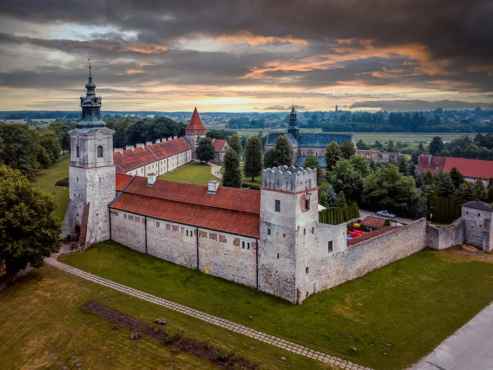 Cisterciácký klášter v Sulejowě byl postavený v roce 1176 v románském slohu a je jednou z nejlépe dochovaných cisterciáckých památek. - Techsvět Cisterciácký klášter v Sulejowě