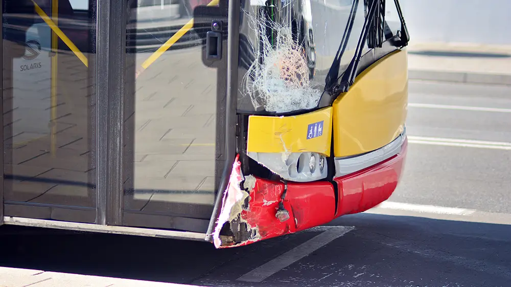 Řidič si musí také umět poradit v případě nehody. - Techsvět nabouraný autobus