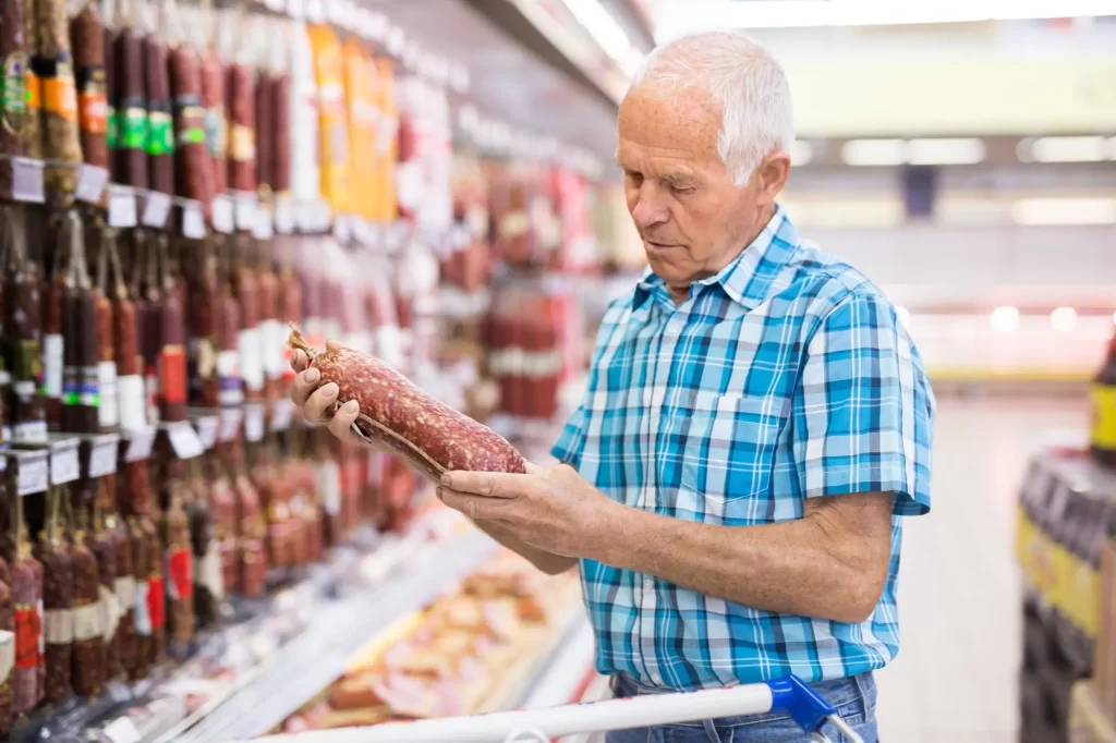 shutterstock_2126804753 - Techsvět senior v supermarketu si vybírá salám
