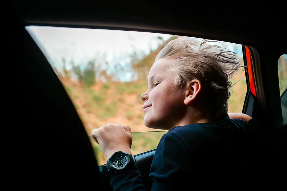 Raci mívají často silné pouto ke svým blízkým, což se projevuje i ve snaze chránit všechny, které vezou. - Techsvět kluk vyklání hlavu z auta