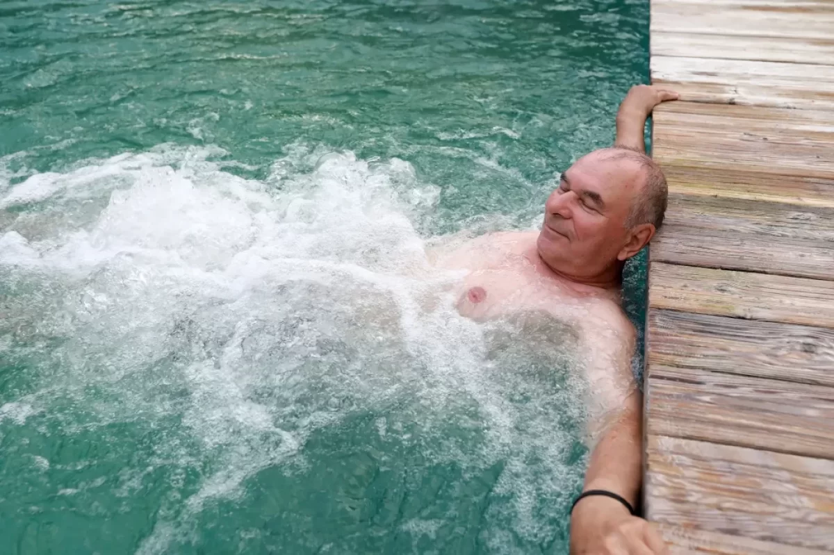 muž v termálním jezírku