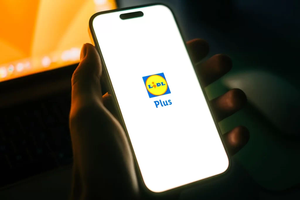 shutterstock_2247184127 - Techsvět mobil s mobilní aplikací lidl plus