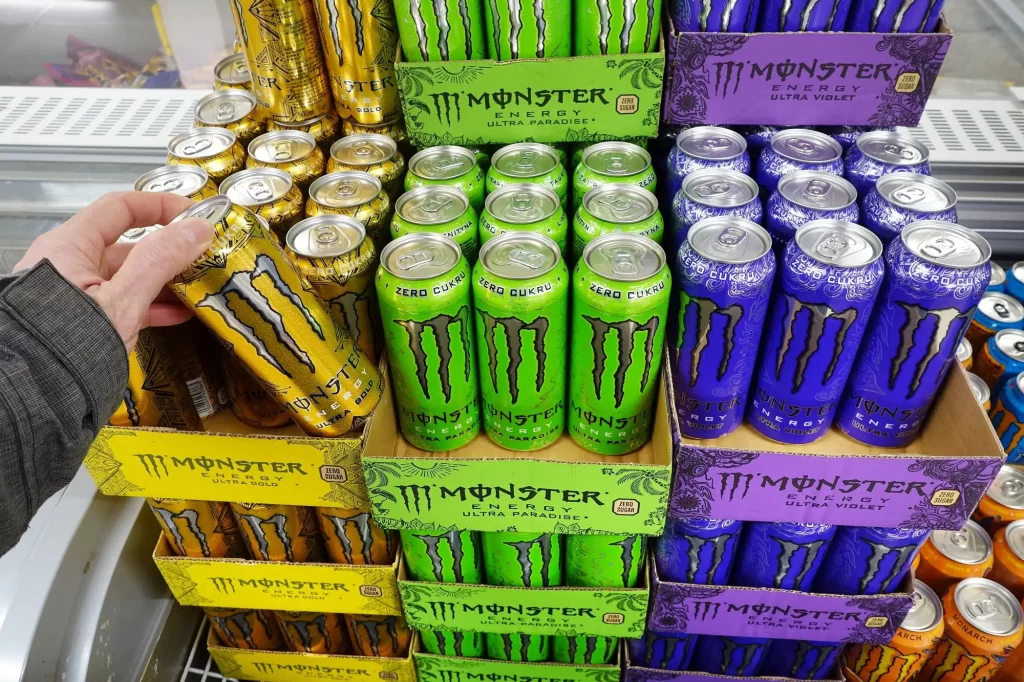shutterstock_2291506355 - Techsvět ruka si vytahuje energetický drink monster
