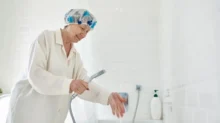 žena se jde sprchovat