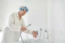 žena se jde sprchovat