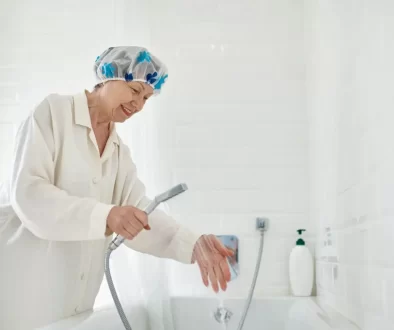žena se jde sprchovat
