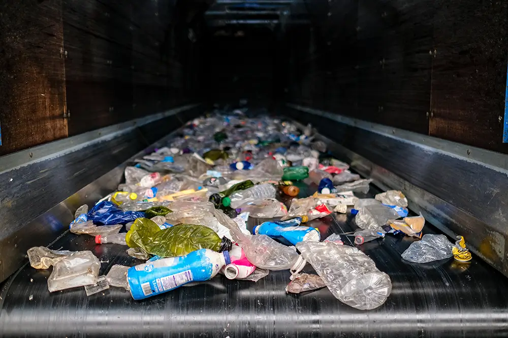 Do plastu nepatří mastné obaly, obaly se zbytky jídel nebo čisticích prostředků, obaly od žíravin, barev a jiných nebezpečných látek ani podlahové krytiny. - Techsvět třídící linka