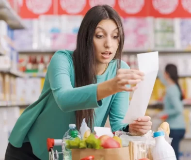 žena v supermarketu se udiveně dívá na účtenku