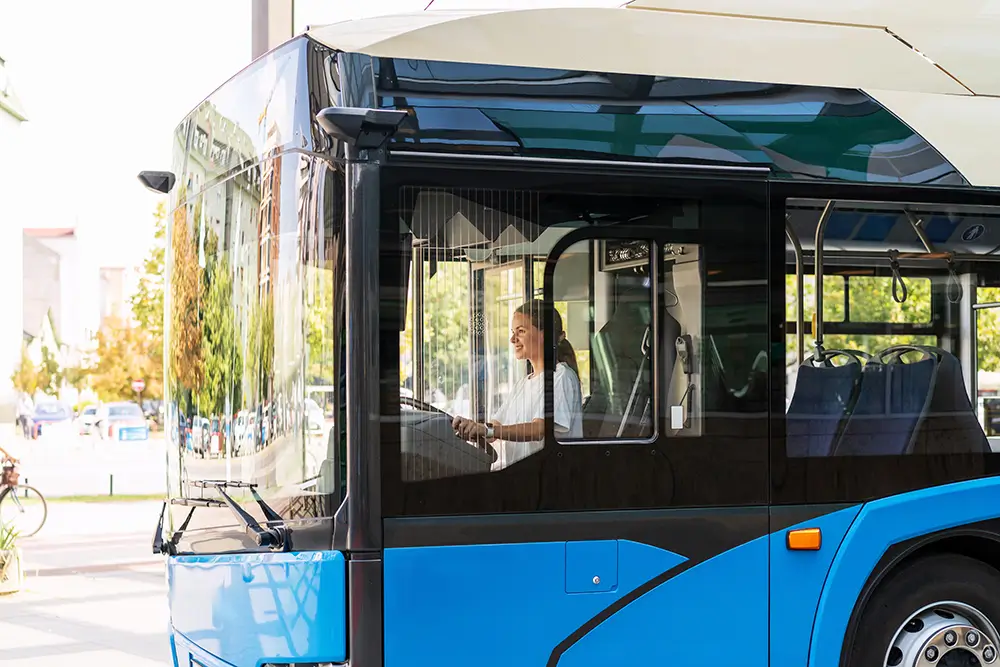 Dopravní firmy se proto dlouhodobě potýkají s nedostatkem personálu. - Techsvět řidička autobusu ve službě