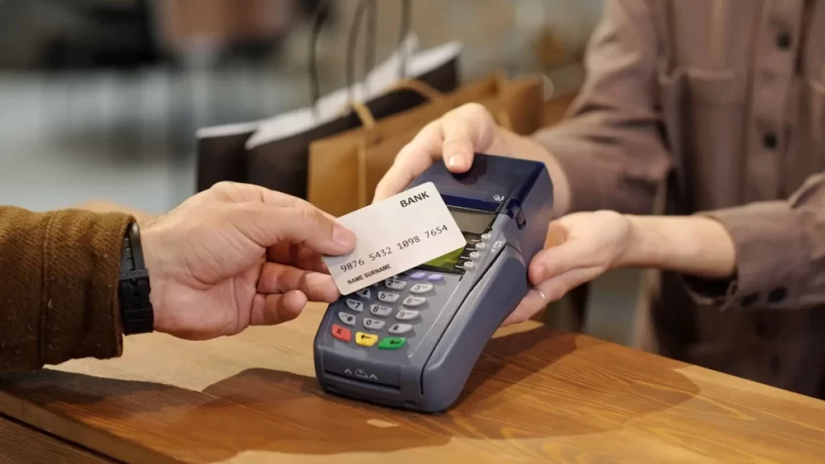 Platebním kartám odzvonilo. Nahradí je modernější a bezpečnější způsob placení. Zdroj: Shutterstock
