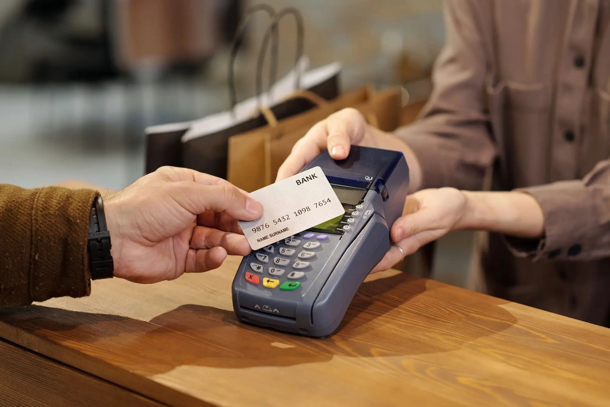 Platebním kartám odzvonilo. Nahradí je modernější a bezpečnější způsob placení. Zdroj: Shutterstock