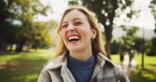 žena se směje vtipu