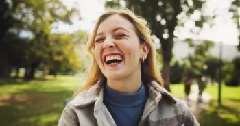 žena se směje vtipu