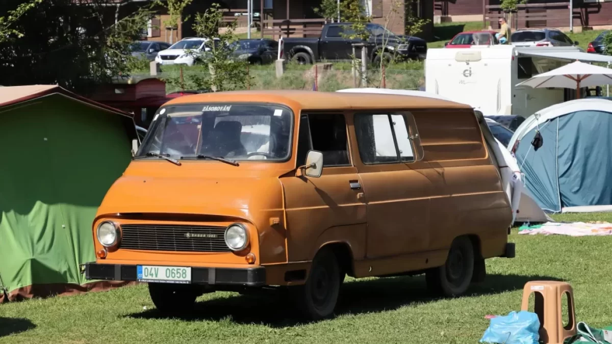 oranžová Škoda 1203