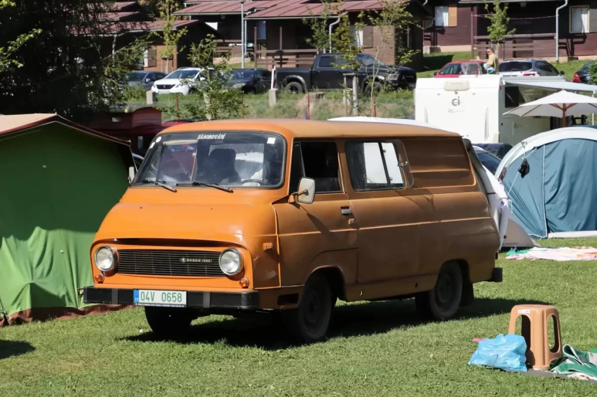 oranžová Škoda 1203
