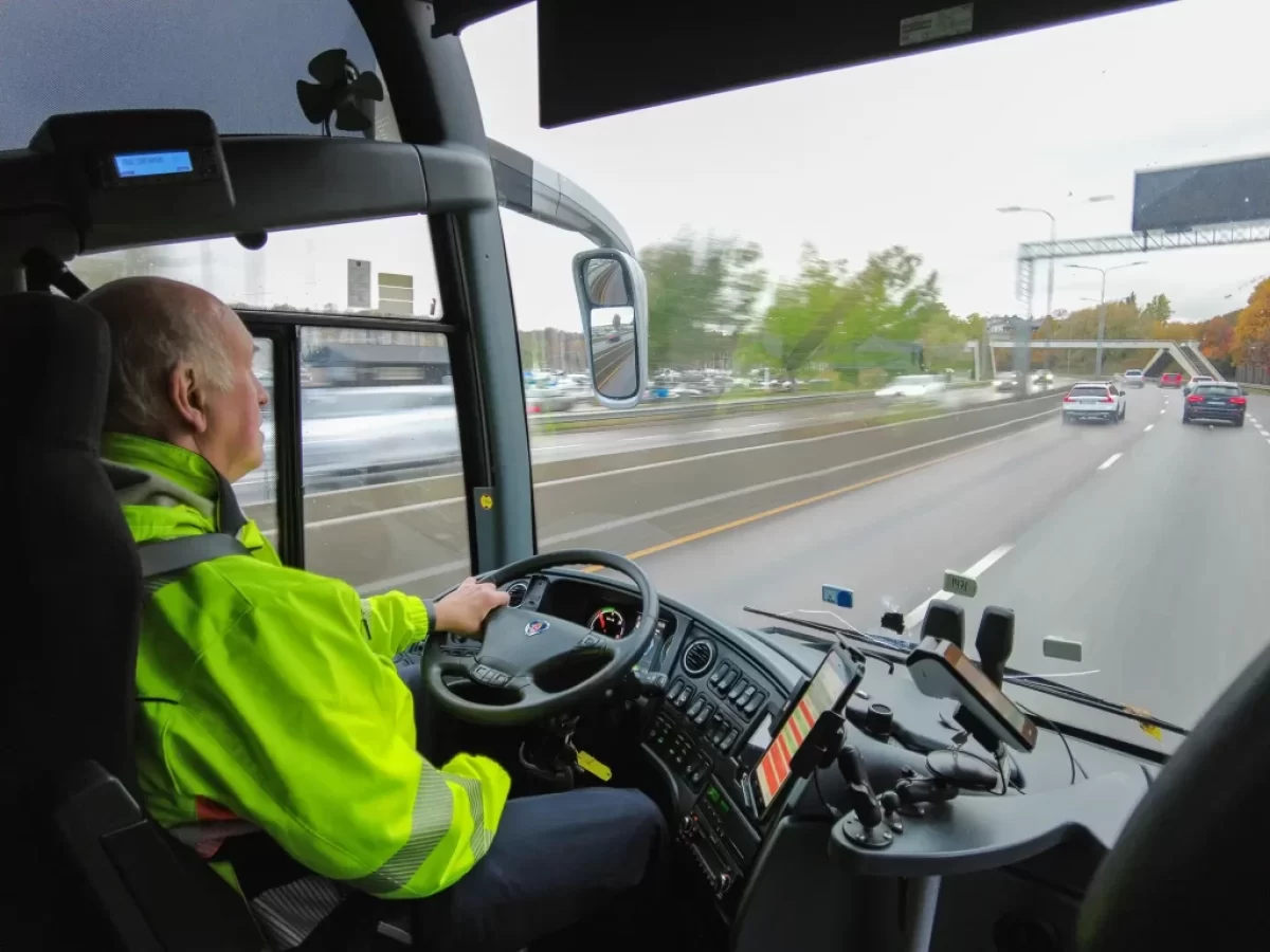 řidič autobusu na dálnici