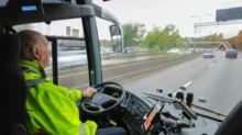 řidič autobusu na dálnici