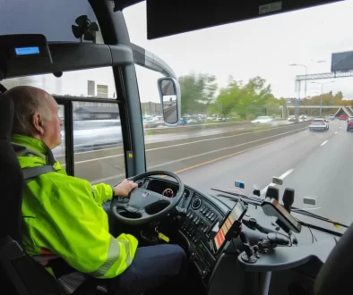 řidič autobusu na dálnici