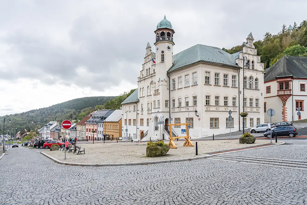 Radnice v Jáchymově je vynikajícím dokladem pozdně gotického renesančního stavitelství z l. poloviny 16.století. - Techsvět Radnice v Jáchymově