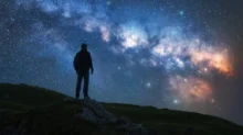 muž pod vesmírnou oblohou