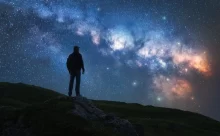 muž pod vesmírnou oblohou
