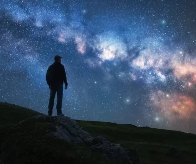 muž pod vesmírnou oblohou