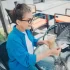 žena platí v kavárně kartou