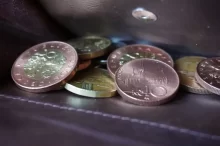 detail do peněženky, ve které jsou české mince