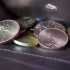 detail do peněženky, ve které jsou české mince