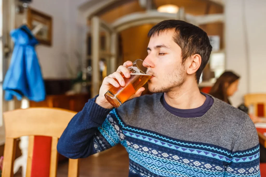 muž pije pivo