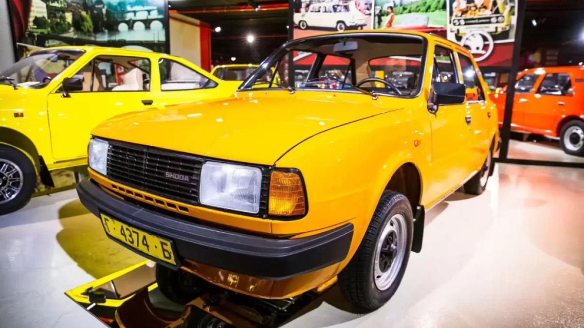 Výrazně žlutá Škoda 125 L vystavená v muzeu.