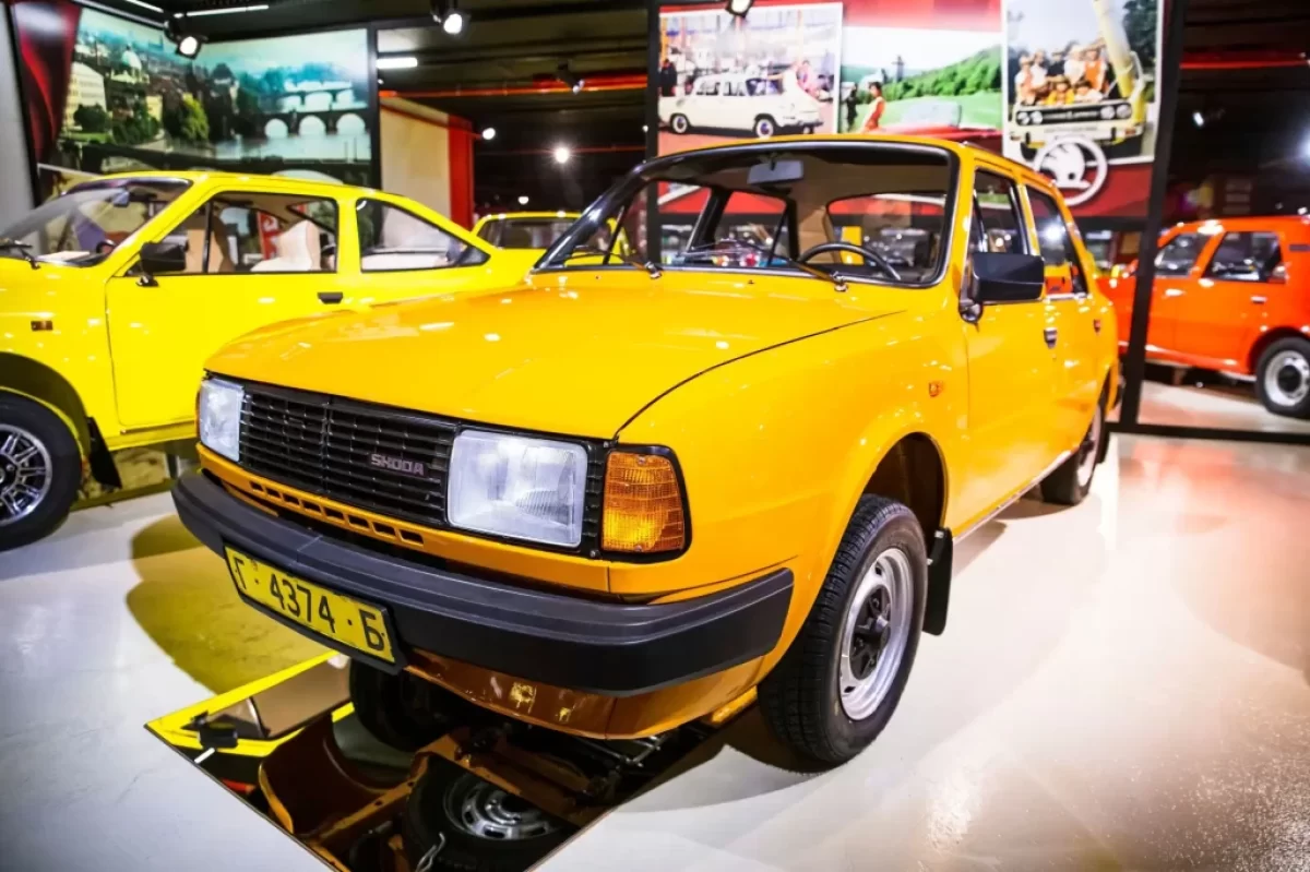 Výrazně žlutá Škoda 125 L vystavená v muzeu.