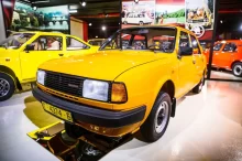 Výrazně žlutá Škoda 125 L vystavená v muzeu.