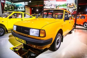 Výrazně žlutá Škoda 125 L vystavená v muzeu.