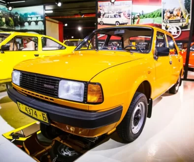 Výrazně žlutá Škoda 125 L vystavená v muzeu.