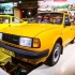 Výrazně žlutá Škoda 125 L vystavená v muzeu.