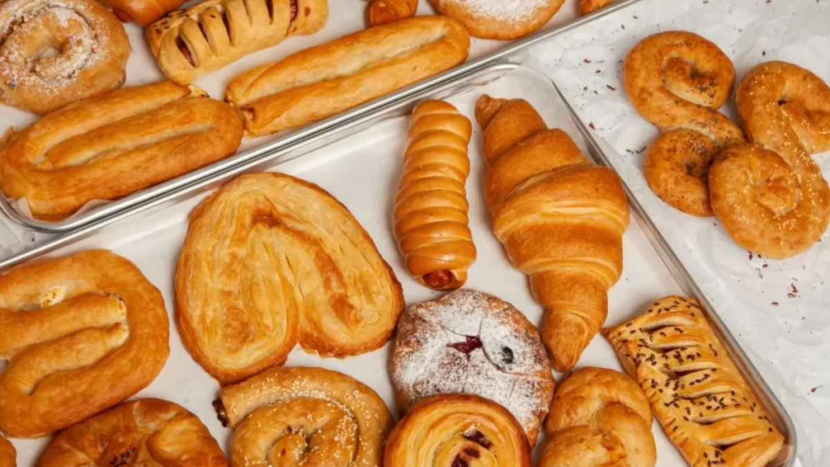 Croissanty, záviny, šátečky, plněné rolky, koláčky s cukrem i semínky a další druhy pečiva z listového nebo kynutého těsta.
