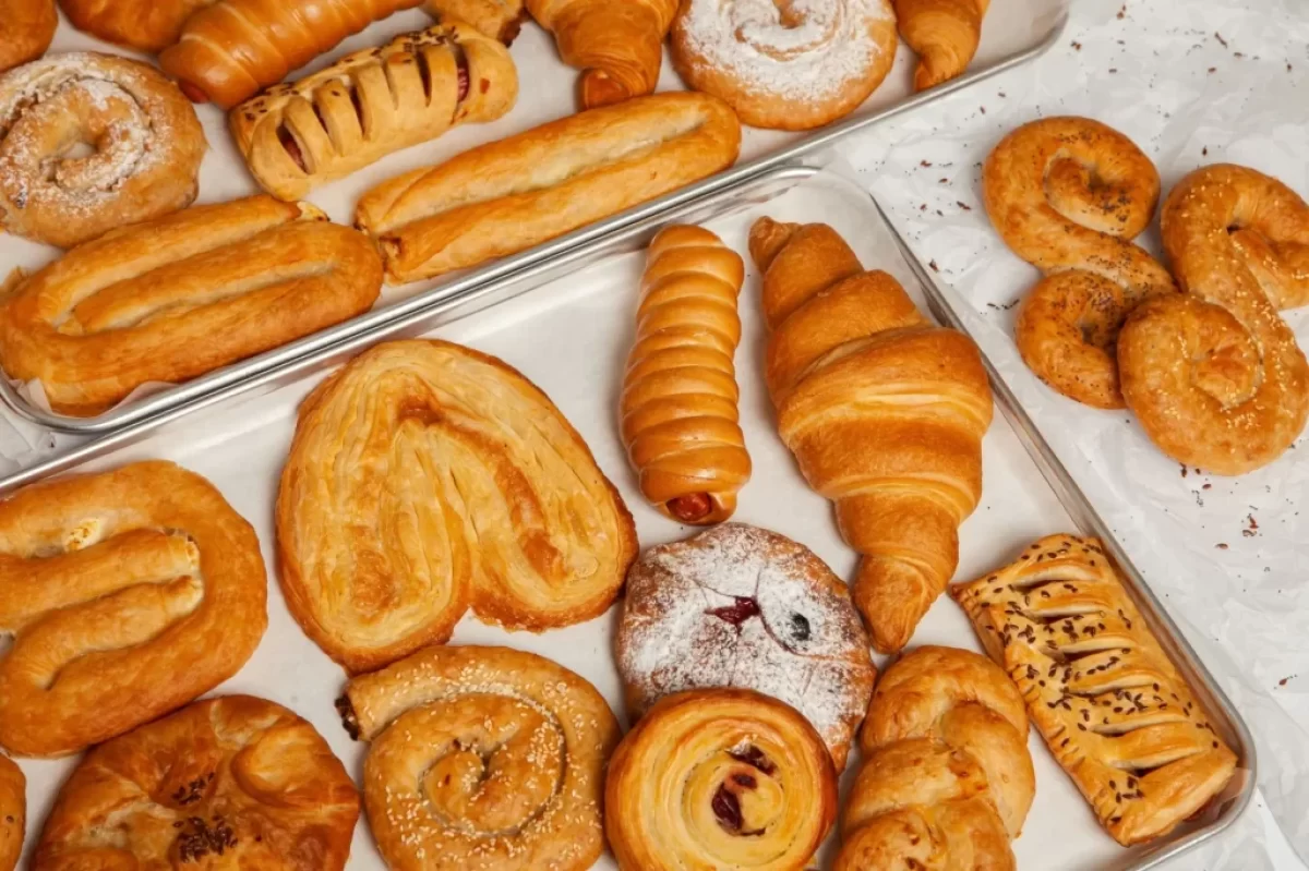Croissanty, záviny, šátečky, plněné rolky, koláčky s cukrem i semínky a další druhy pečiva z listového nebo kynutého těsta.