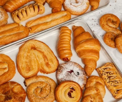 Croissanty, záviny, šátečky, plněné rolky, koláčky s cukrem i semínky a další druhy pečiva z listového nebo kynutého těsta.