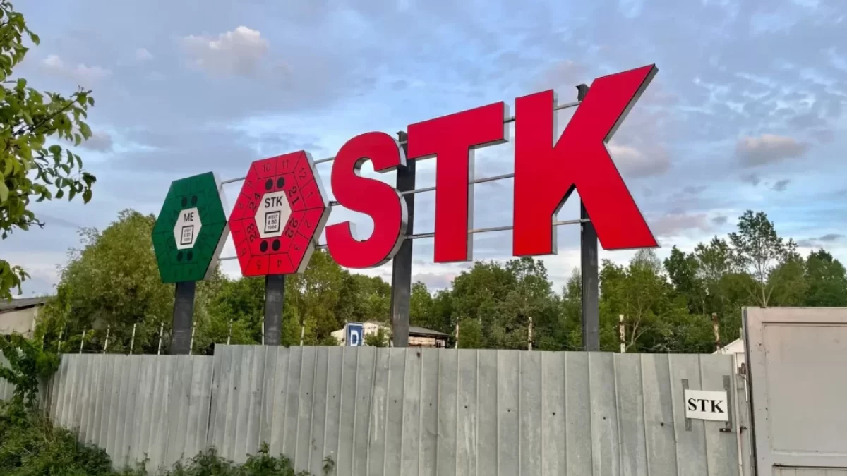 Velké venkovní označení stanice technické kontroly (STK).