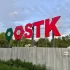Velké venkovní označení stanice technické kontroly (STK).